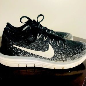 Nike everyday shoes size 5 kids